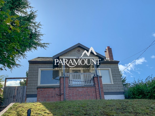 Building Photo - 3 Bedroom with Detached Garage and Office!