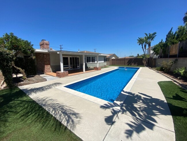 Building Photo - Great Location, Beautiful Pool! Rental