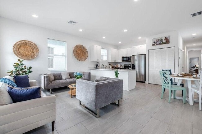 Building Photo - 3177 Hiawatha Ave