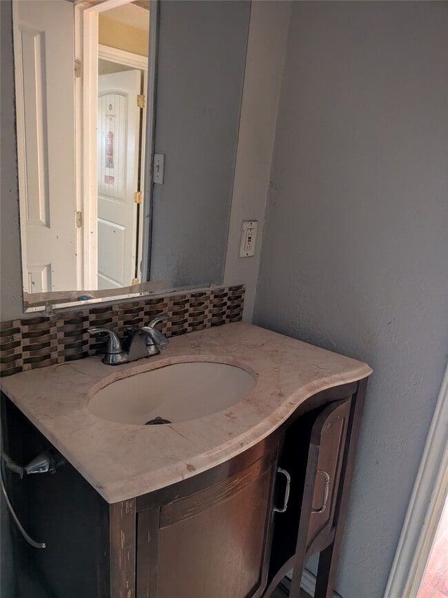 Photo - 7904 Hoffman St