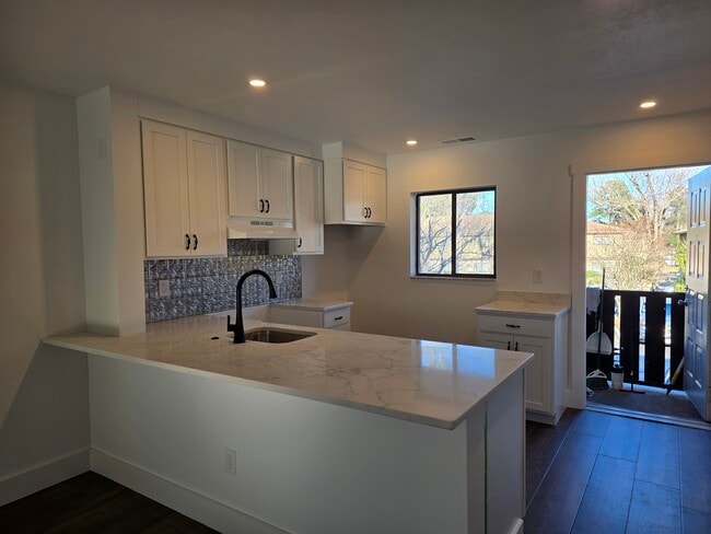 Building Photo - 2166 Bees Ferry Rd Unit E