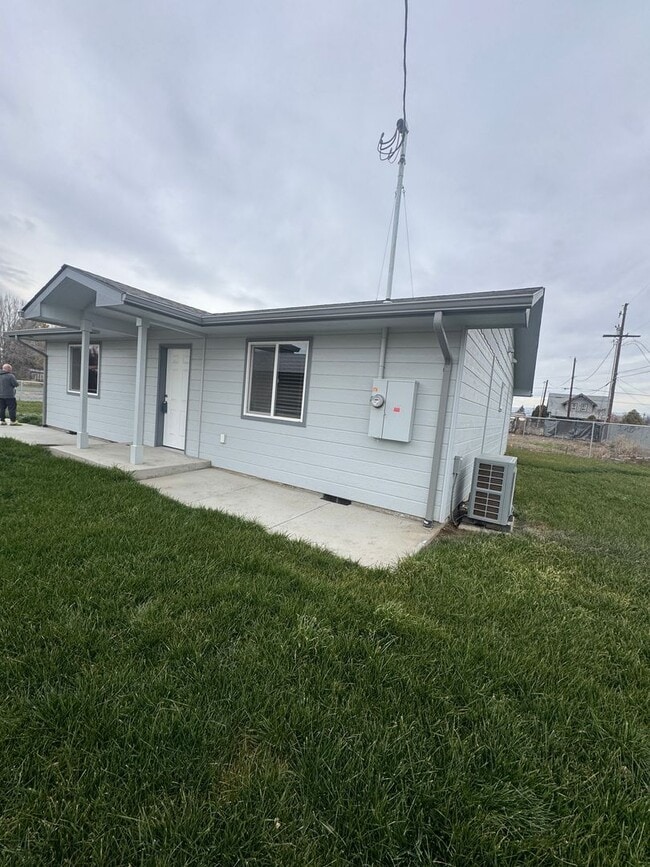 Building Photo - 2005 Ledwich Ave