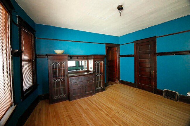 Photo - 1012 E Land Pl