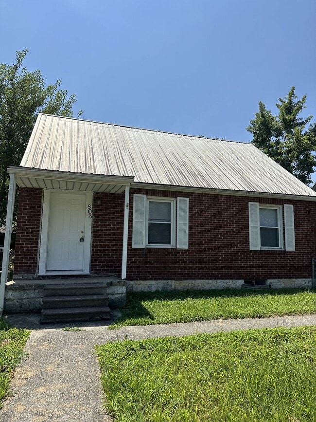 Building Photo - Three Bedroom, One Bathroom Home for rent ...