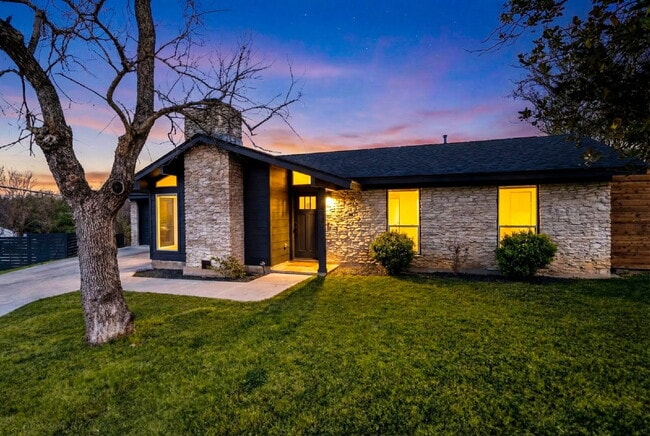 Building Photo - Gorgeous New Remodel with a Bright and Open Floorplan