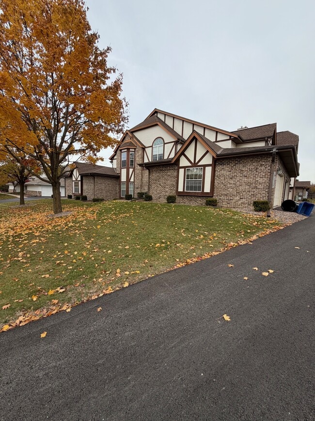 Building Photo - 1317-1332 Hillwood Blvd