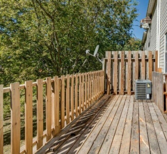 Photo - Five Five Oaks Dr