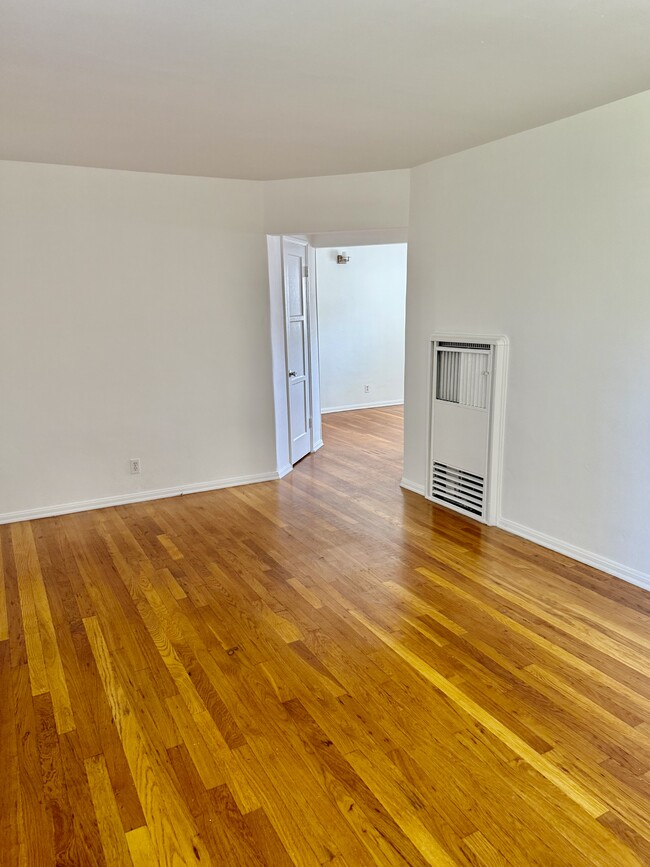 Unit 11154-1/2 - 11152-11154 Morrison St