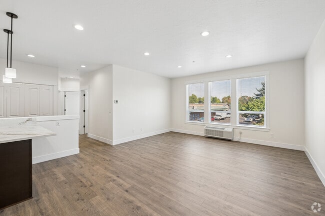 2BR, 2BA - 1,089SF - Living Room - 4885 River Rd N