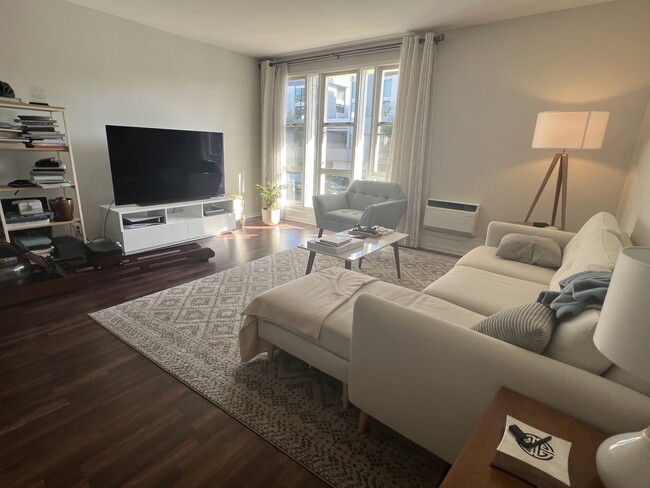 Two bedroom living area - 1730 Glendon Ave Rental