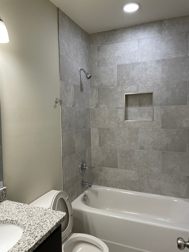 Photo - 704 Moore St