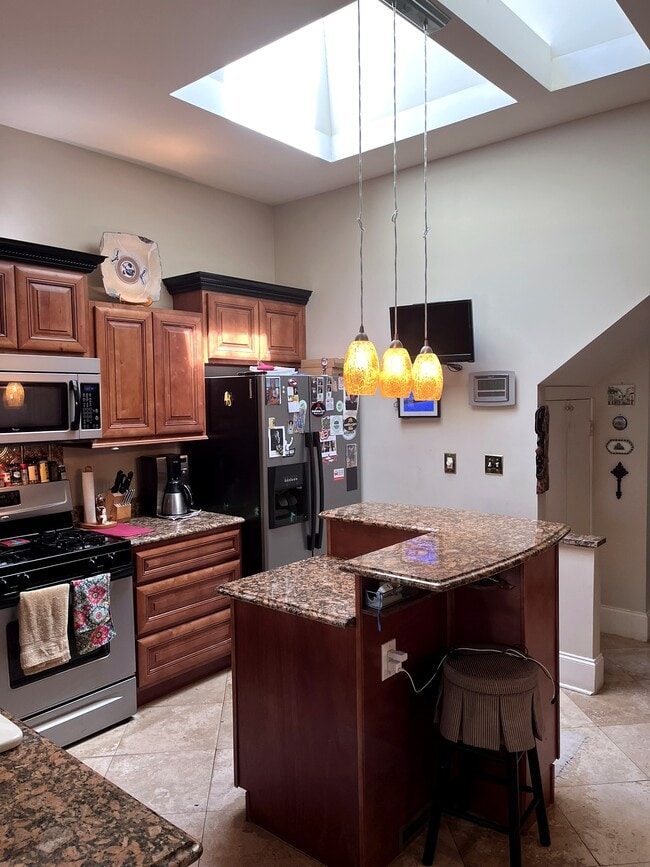 Photo - 695 Rosalia St SE
