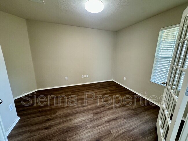 Photo - 105 Oakland Cove House