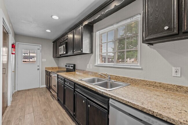 Photo - 7823 Bateman Ln Unit 7823