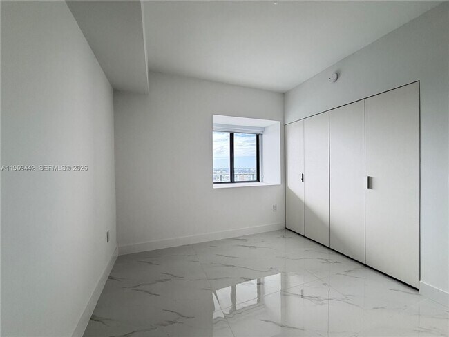 Photo - 700-724 3503