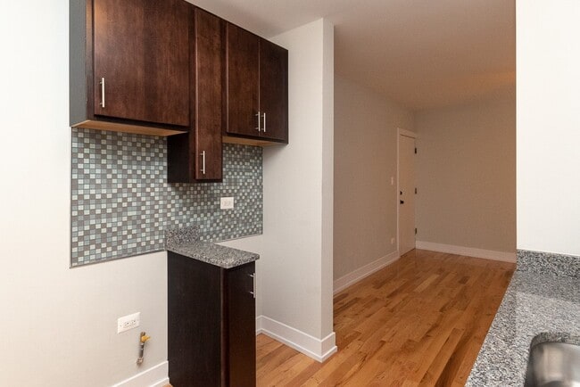 Photo - 814 W Cornelia Ave Unit J06W