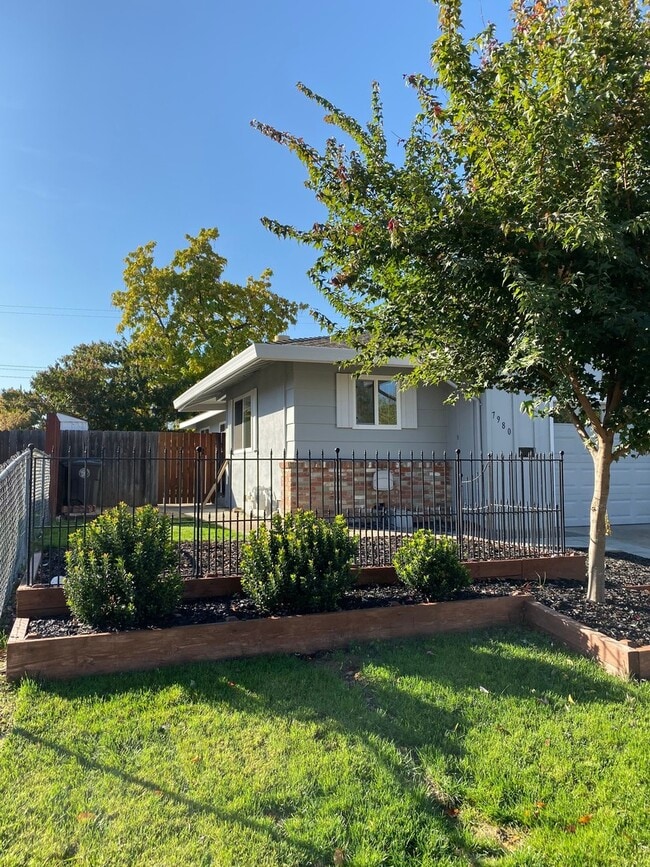 Photo - Super clean! 2 Bdrm, 1 Bath duplex off Oak Avenue