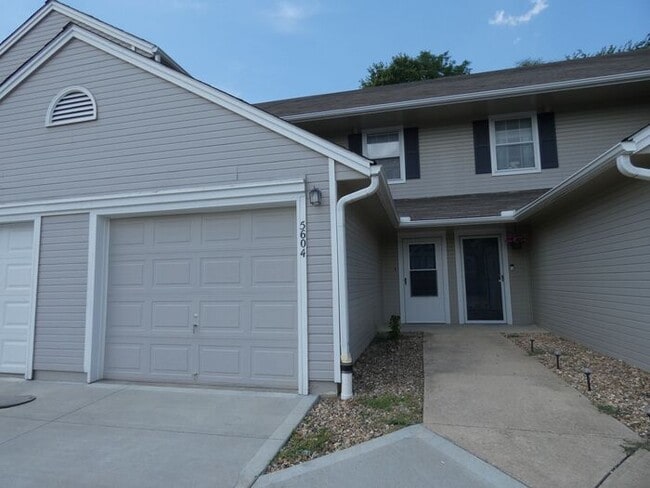 Building Photo - Beautiful Updated TownHome in Park Hill Sc...