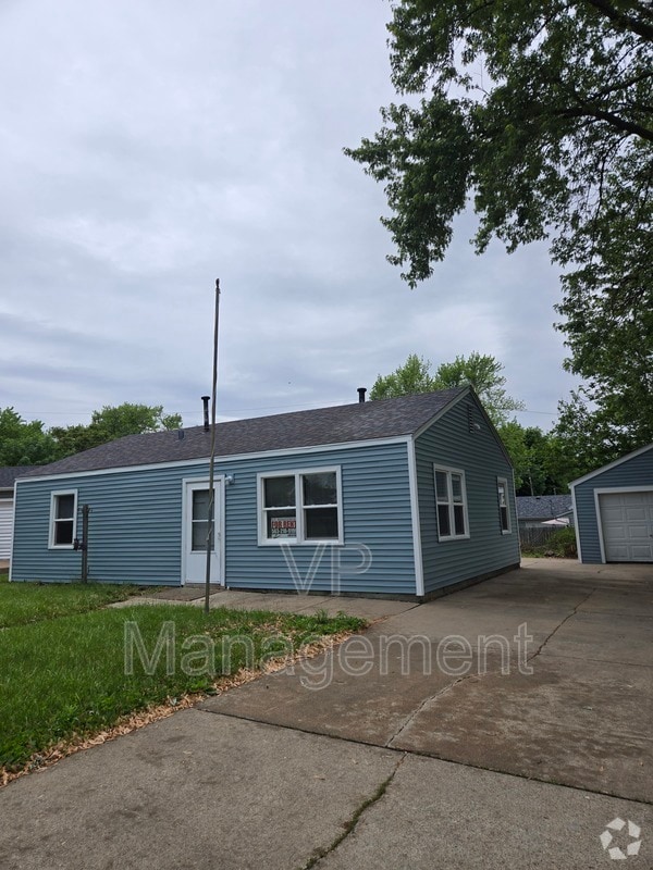 Building Photo - 7420 N Oak St Rental