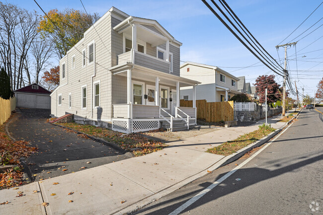 Building Photo - 21 Soundview Ave Unit 2nd Fl Rental