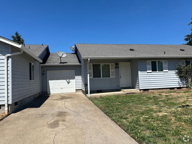 Building Photo - Updated 2 bedroom 2 bath triplex in Spring... Rental