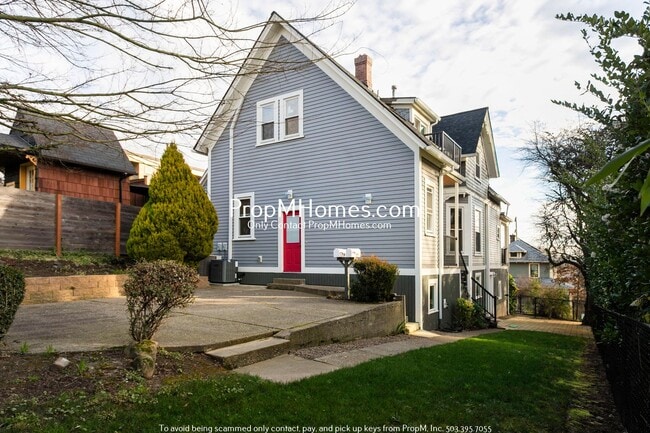 Building Photo - Updated Lair Hill Victorian with Willamette River & Mt Hood Views!