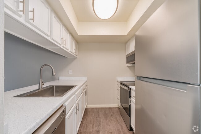 2BR, 2BA - 884SF - Kitchen