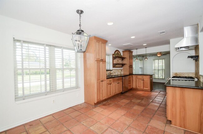Photo - 13814 Lynnwood Ln