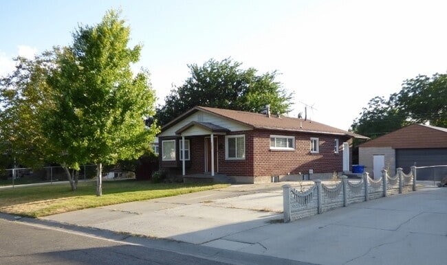 Building Photo - Great 4 Bd 2 Bath Home in Sandy