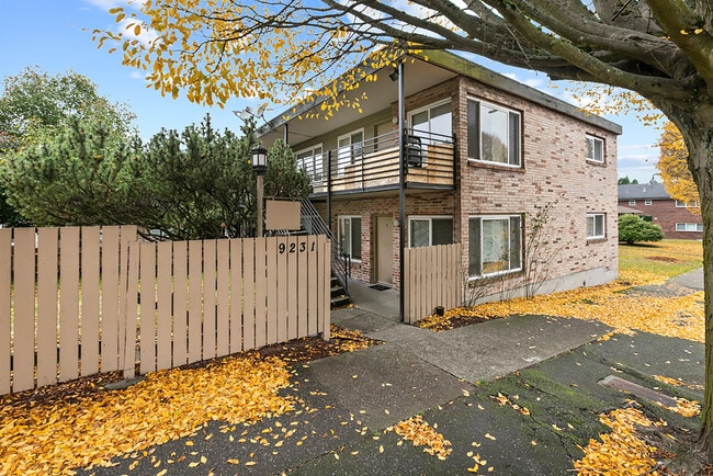 Building Photo - Westcrest Apartments: Leasing Specials! Renovated units in West Seattle.