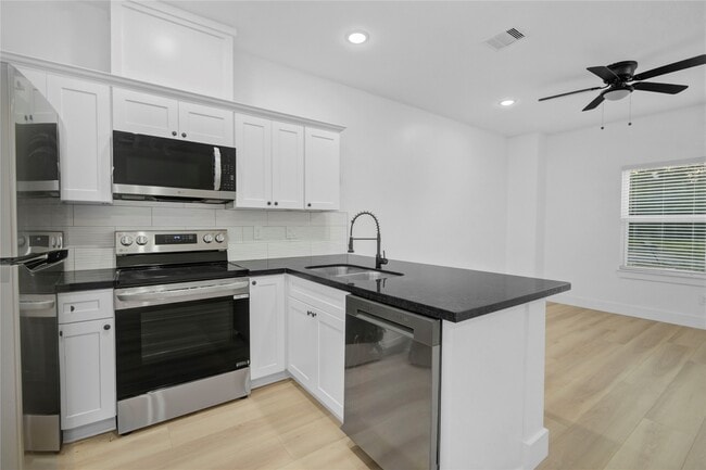 Building Photo - 8410 Sunnyhill St