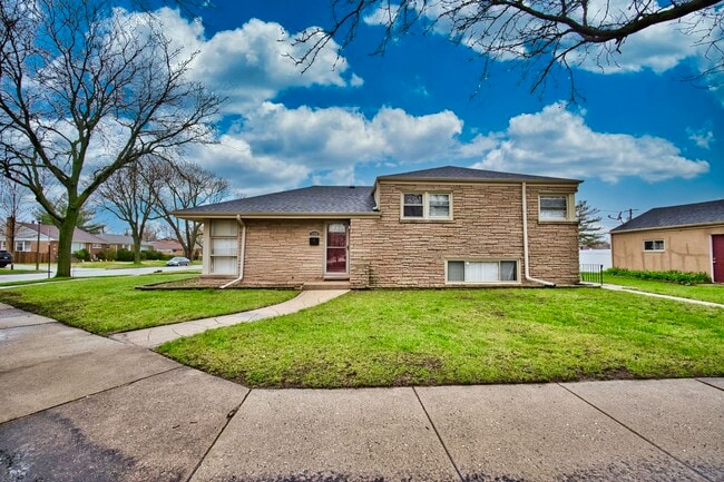 Photo - 5200 Madison St