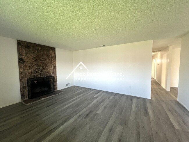 Photo - Spacious 4bd/2ba House with 2 Car Garage