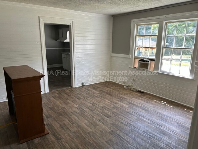 Photo - 102 Grady St