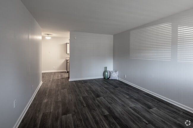 1BR, 1BA - 650SF - Living Room