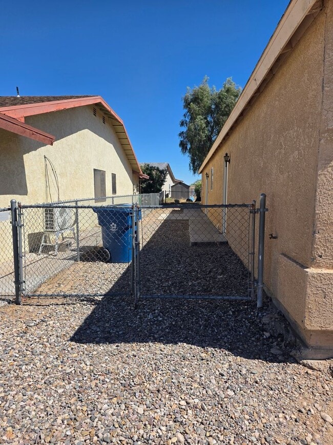 Photo - 3 Bed/2 bath home located in desirable Holiday Shores, Bullhead City AZ.
