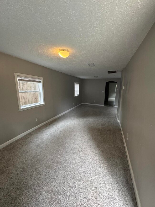 Photo - 605 Harry St
