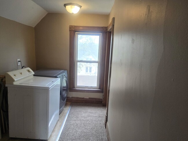 In-unit washer/dryer - 148 1/2 N Watertown St