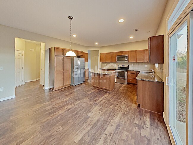 Photo - 822 Commerce Trl