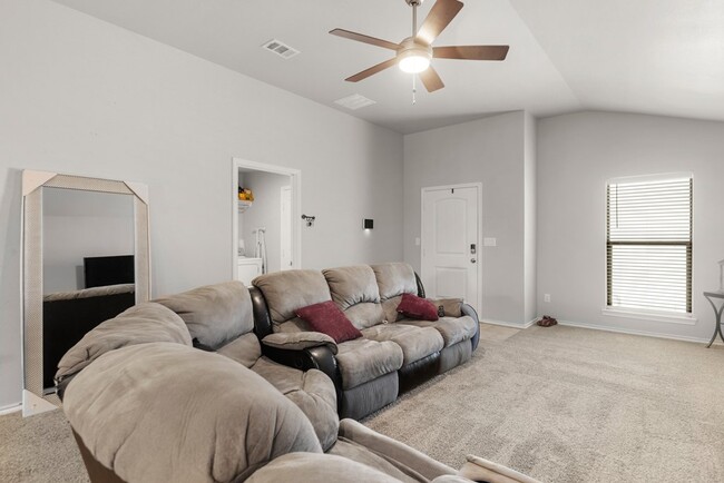 Photo - 1210 E 89th St