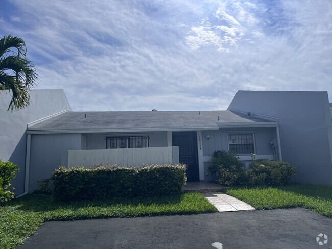 Building Photo - 10353 SW 209th Ln Rental