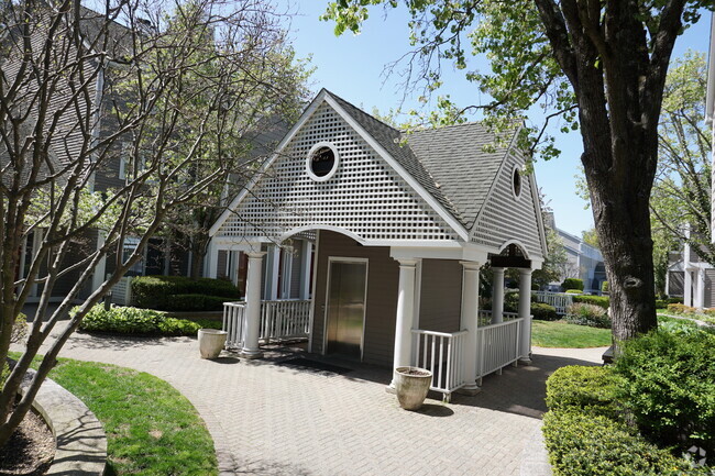 Building Photo - 453 E Putnam Ave Unit APT 1K