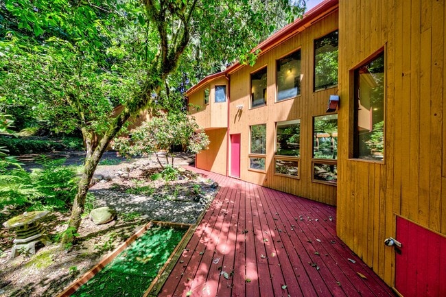 Private 3 Bedroom Home in the Woods - Private 3 Bedroom Home in the Woods