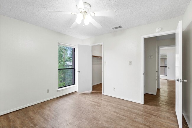 Photo - Spacious 2 Bedroom Apartment - Parking - Near Bus Route! Unit D