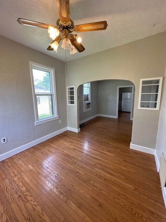 Building Photo - 909 8th Ave SE Rental