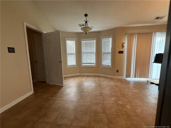 696 Fairfield Cir