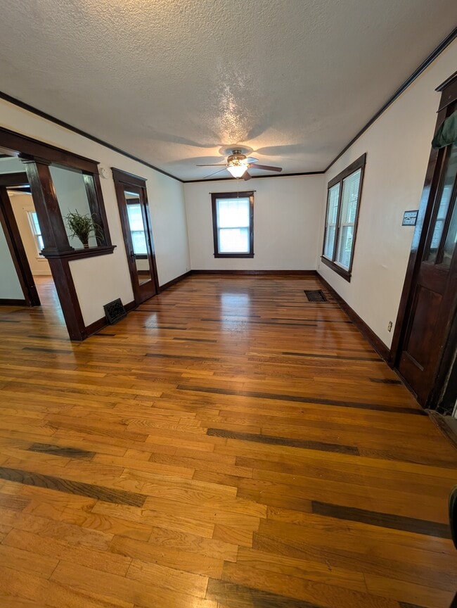 Photo - 214 SW Broadmoor Ave
