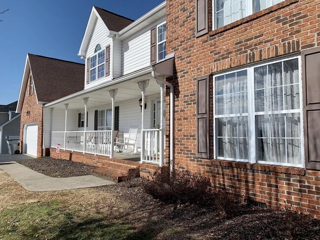 Photo - 124 Charlton Ct