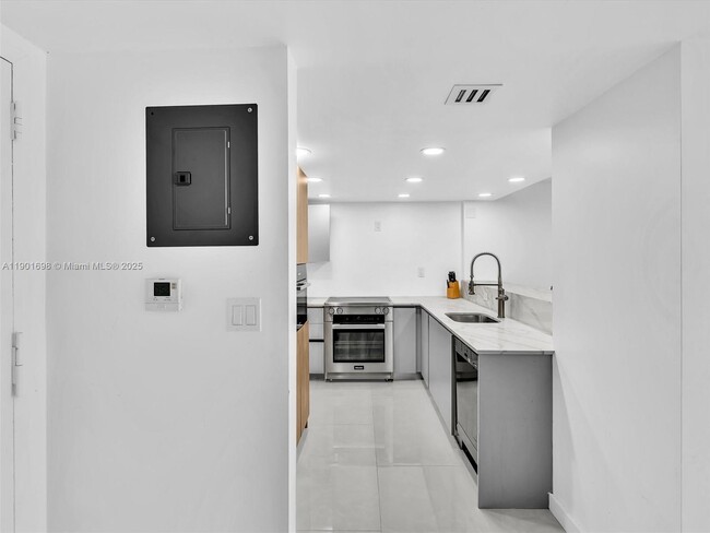 Photo - 10000 W Bay Harbor Dr Unidad 201