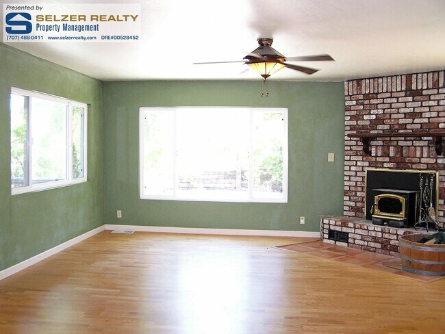 Photo - Roomy & fully equipped 4+ bd. home in Deerwood Estates!
